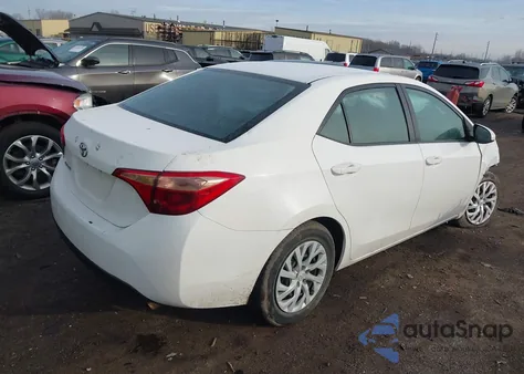 2018 Toyota Corolla Le z USA, uszkodzony, nr VIN 5YFBURHE5JP856113